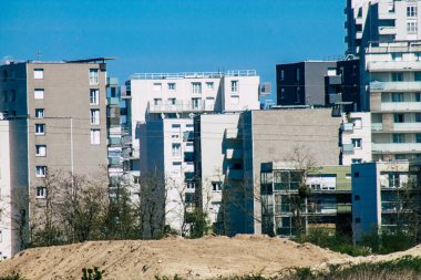 Fransa 'yı 25 Nisan 2021' de Coronavirus salgını sırasında Reims sokaklarında bir binanın cephesine yerleştirdi.