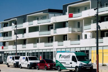 Fransa 'yı 25 Nisan 2021' de Coronavirus salgını sırasında Reims sokaklarında bir binanın cephesine yerleştirdi.