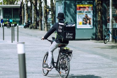 Reims France 25 Nisan 2021 Salgın sırasında bisiklet kullanan ev yemeği dağıtım işçisi ve nüfusu kontrol altına almak için tecrit