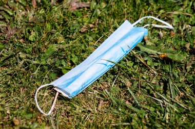 Fransa 'yı 25 Nisan 2021' de koronavirüs salgını sırasında sokaklara atılan ve Fransa 'yı etkileyen koronavirüsten korumak için cerrahi maske takıyor.