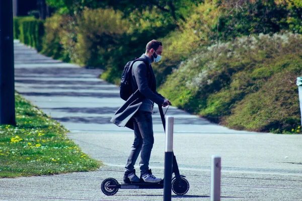 Reims Frankreich April 2021 Menschen Rollen Mit Einem Elektroroller Durch — Stockfoto