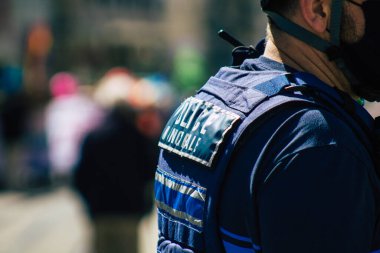 26 Nisan 2021 'de Fransa' da meydana gelen koronavirüs salgını sırasında Reims sokaklarında devriye gezen bisikletli bir polis memuru görülüyor.