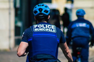 26 Nisan 2021 'de Fransa' da meydana gelen koronavirüs salgını sırasında Reims sokaklarında devriye gezen bisikletli bir polis memuru görülüyor.