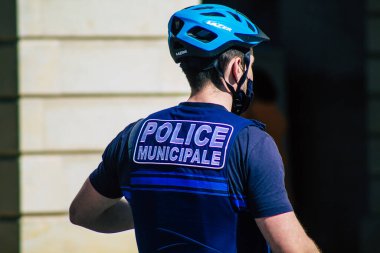 26 Nisan 2021 'de Fransa' da meydana gelen koronavirüs salgını sırasında Reims sokaklarında devriye gezen bisikletli bir polis memuru görülüyor.