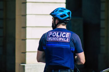 26 Nisan 2021 'de Fransa' da meydana gelen koronavirüs salgını sırasında Reims sokaklarında devriye gezen bisikletli bir polis memuru görülüyor.
