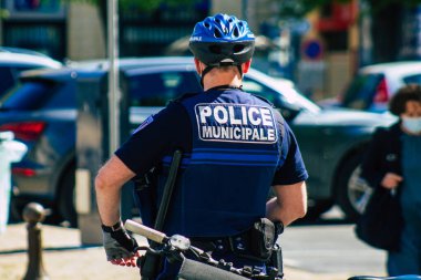 26 Nisan 2021 'de Fransa' da meydana gelen koronavirüs salgını sırasında Reims sokaklarında devriye gezen bisikletli bir polis memuru görülüyor.