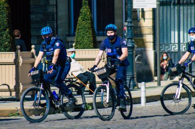 26 Nisan 2021 'de Fransa' da meydana gelen koronavirüs salgını sırasında Reims sokaklarında devriye gezen bisikletli bir polis memuru görülüyor.