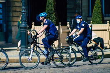 26 Nisan 2021 'de Fransa' da meydana gelen koronavirüs salgını sırasında Reims sokaklarında devriye gezen bisikletli bir polis memuru görülüyor.