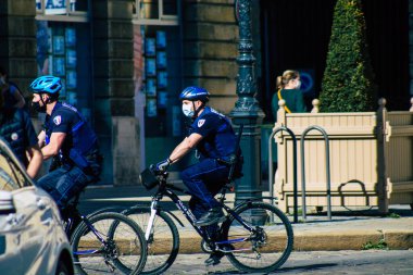 26 Nisan 2021 'de Fransa' da meydana gelen koronavirüs salgını sırasında Reims sokaklarında devriye gezen bisikletli bir polis memuru görülüyor.