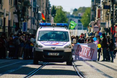 26 Nisan 2021 'de Fransa' da Coronavirus salgını sırasında Reims sokaklarında devriye gezen bir polis arabası bulundu.