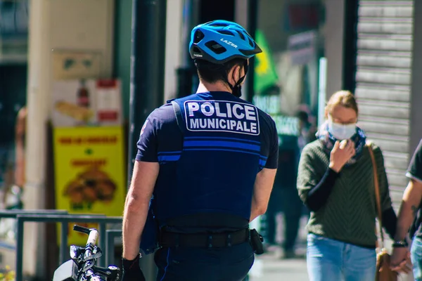 Reims Francia Abril 2021 Policía Patrullando Bicicleta Por Las Calles — Foto de Stock