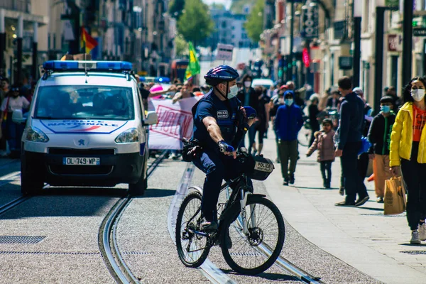 Reims Francie Dubna 2021 Policista Jízdním Kolem Hlídkující Ulicích Remeše — Stock fotografie