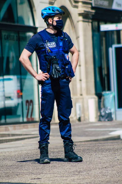 Реймс Франция Апреля 2021 Года Офицер Полиции Велосипедным Патрулированием Улицах — стоковое фото