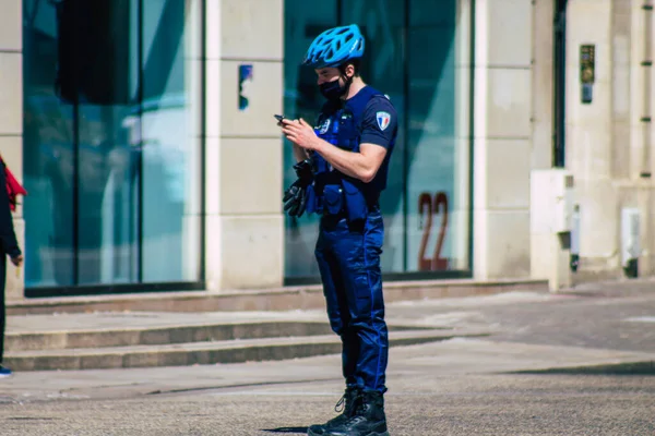 Reims Francia Abril 2021 Policía Patrullando Bicicleta Por Las Calles —  Fotos de Stock