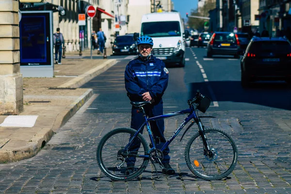 Reims Francie Dubna 2021 Policista Jízdním Kolem Hlídkující Ulicích Remeše — Stock fotografie