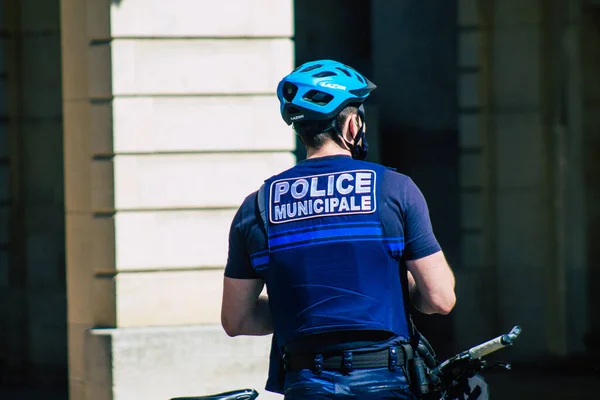 Реймс Франция Апреля 2021 Года Офицер Полиции Велосипедным Патрулированием Улицах — стоковое фото