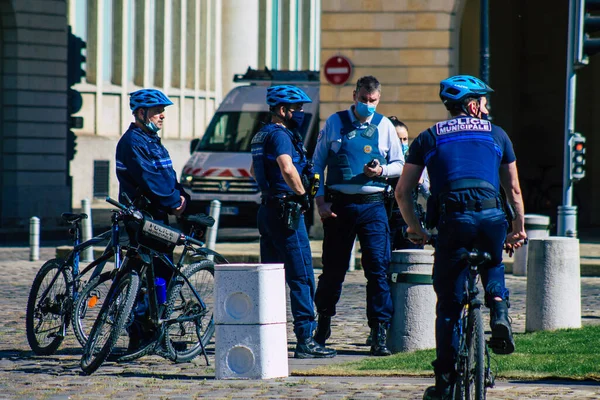 Reims Francia Abril 2021 Policía Patrullando Bicicleta Por Las Calles — Foto de Stock