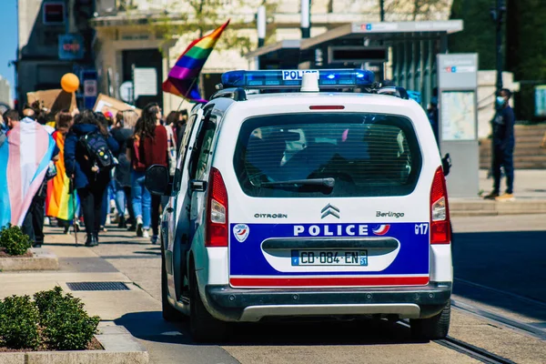 리브스 프랑스 2021 코로나 바이러스가 프랑스를 강타하는 거리를 순찰하던 경찰차 — 스톡 사진