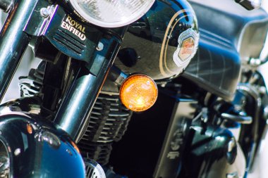 Reims caddelerine park etmiş Royal Enfield 500cc motorsikleti.