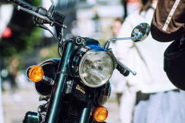 Reims caddelerine park etmiş Royal Enfield 500cc motorsikleti.