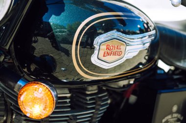 Reims caddelerine park etmiş Royal Enfield 500cc motorsikleti.