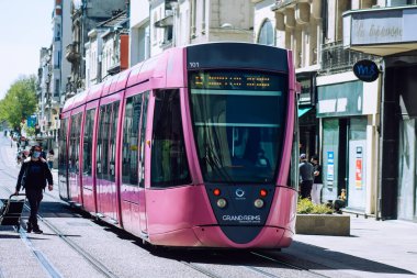 26 Nisan 2021 'de Fransa' da Coronavirus salgını sırasında Reims sokaklarında dolaşan yolcular için modern elektrikli tramvay üretiyor.