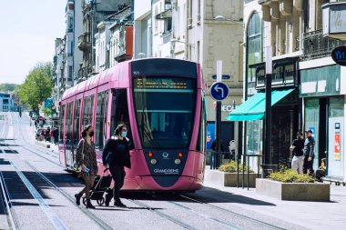 26 Nisan 2021 'de Fransa' da Coronavirus salgını sırasında Reims sokaklarında dolaşan yolcular için modern elektrikli tramvay üretiyor.