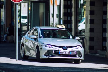 Fransa 'da Coronavirus salgını sırasında 26 Nisan 2021' de Reims caddelerinde araba sürerek Fransa 'yı ele geçirdi.