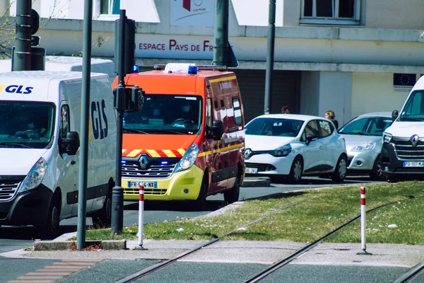 ランスフランス2021年4月26日フランスを襲ったコロナウイルス発生の間 ランスの通りを通って運転する消防車 — ストック写真