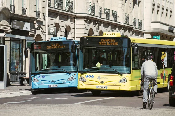 ランスフランス2021年4月26日フランスを襲ったコロナウイルス発生の間 ランスの通りを走るバス — ストック写真