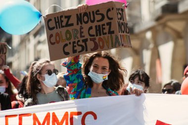 26 Nisan 2021 'de Fransa' da Coronavirus salgını sırasında Reims caddesinde düzenlenen LGBT gösterisine katılan insanlar Fransa 'yı hedef alıyor.