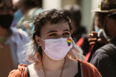 26 Nisan 2021 'de Fransa' da Coronavirus salgını sırasında Reims caddesinde düzenlenen LGBT gösterisine katılan insanlar Fransa 'yı hedef alıyor.