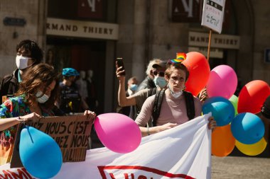 26 Nisan 2021 'de Fransa' da Coronavirus salgını sırasında Reims caddesinde düzenlenen LGBT gösterisine katılan insanlar Fransa 'yı hedef alıyor.