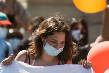 26 Nisan 2021 'de Fransa' da Coronavirus salgını sırasında Reims caddesinde düzenlenen LGBT gösterisine katılan insanlar Fransa 'yı hedef alıyor.