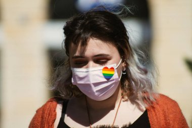 26 Nisan 2021 'de Fransa' da Coronavirus salgını sırasında Reims caddesinde düzenlenen LGBT gösterisine katılan insanlar Fransa 'yı hedef alıyor.