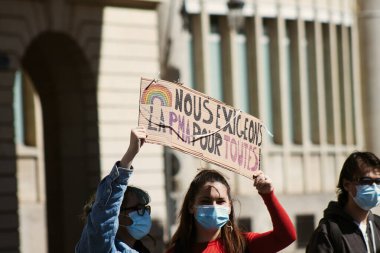 26 Nisan 2021 'de Fransa' da Coronavirus salgını sırasında Reims caddesinde düzenlenen LGBT gösterisine katılan insanlar Fransa 'yı hedef alıyor.