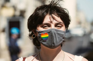 26 Nisan 2021 'de Fransa' da Coronavirus salgını sırasında Reims caddesinde düzenlenen LGBT gösterisine katılan insanlar Fransa 'yı hedef alıyor.