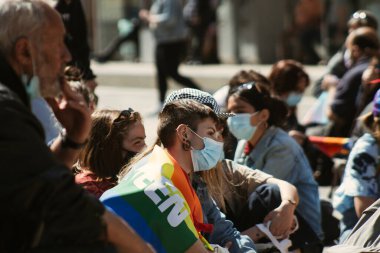 26 Nisan 2021 'de Fransa' da Coronavirus salgını sırasında Reims caddesinde düzenlenen LGBT gösterisine katılan insanlar Fransa 'yı hedef alıyor.