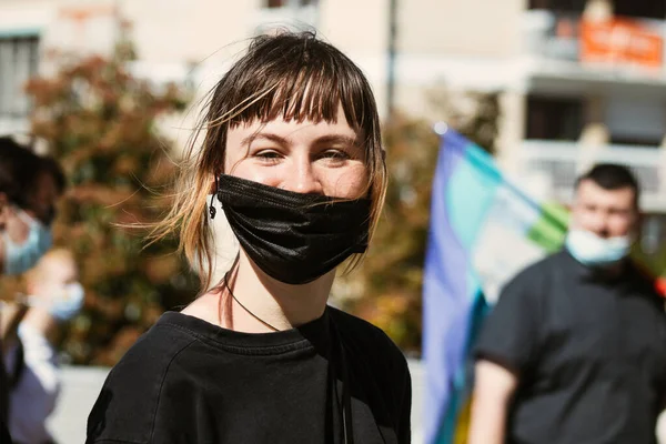 26 Nisan 2021 'de Fransa' da Coronavirus salgını sırasında Reims caddesinde düzenlenen LGBT gösterisine katılan insanlar Fransa 'yı hedef alıyor.