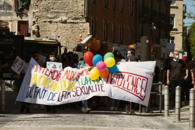 26 Nisan 2021 'de Fransa' da Coronavirus salgını sırasında Reims caddesinde düzenlenen LGBT gösterisine katılan insanlar Fransa 'yı hedef alıyor.