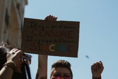 26 Nisan 2021 'de Fransa' da Coronavirus salgını sırasında Reims caddesinde düzenlenen LGBT gösterisine katılan insanlar Fransa 'yı hedef alıyor.