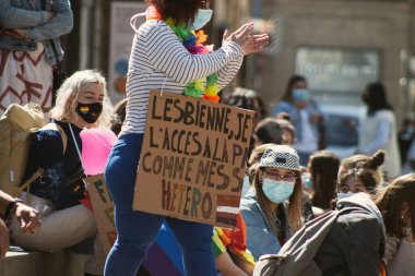 26 Nisan 2021 'de Fransa' da Coronavirus salgını sırasında Reims caddesinde düzenlenen LGBT gösterisine katılan insanlar Fransa 'yı hedef alıyor.