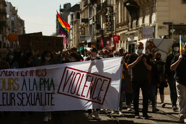 2021 프랑스 코로나 바이러스가 프랑스를 강타하는 거리에서 Lgbt 시위에 사람들 — 스톡 사진