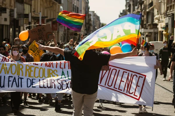 2021 프랑스 코로나 바이러스가 프랑스를 강타하는 거리에서 Lgbt 시위에 사람들 — 스톡 사진