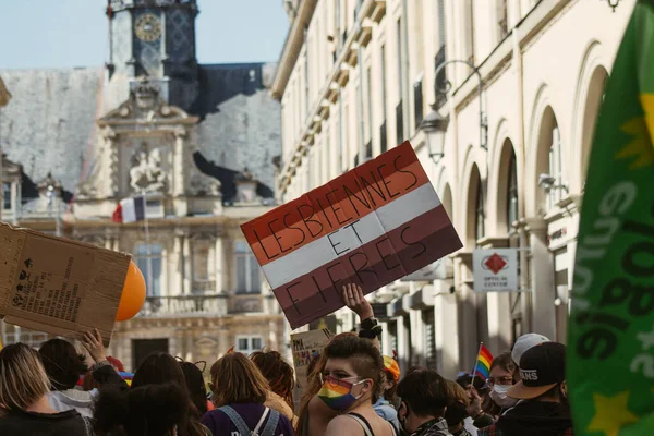 2021 프랑스 코로나 바이러스가 프랑스를 강타하는 거리에서 Lgbt 시위에 사람들 — 스톡 사진