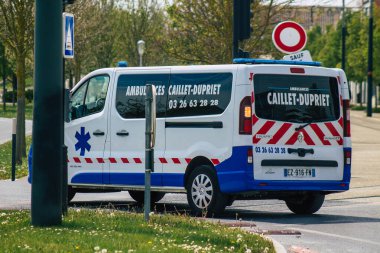 Coronavirus salgını sırasında Fransa 'yı 28 Nisan 2021' de Reims caddelerinden geçen ambulans Fransa 'yı ele geçirdi.