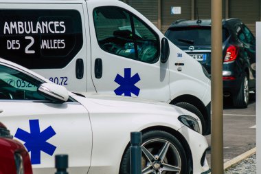 Coronavirus salgını sırasında Fransa 'yı 28 Nisan 2021' de Reims caddelerinden geçen ambulans Fransa 'yı ele geçirdi.