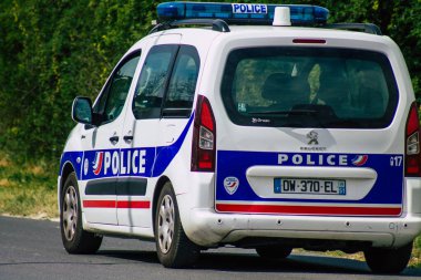 Reims Fransa 28 Nisan 2021 Coronavirus salgını sırasında Fransa 'yı vuran Reims sokaklarında devriye geziyor.
