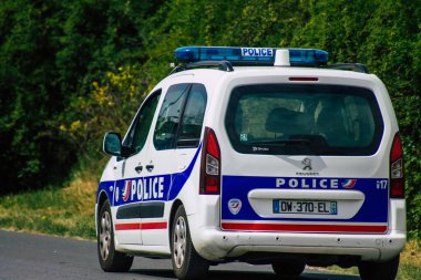 Reims Fransa 28 Nisan 2021 Coronavirus salgını sırasında Fransa 'yı vuran Reims sokaklarında devriye geziyor.
