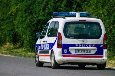 Reims Fransa 28 Nisan 2021 Coronavirus salgını sırasında Fransa 'yı vuran Reims sokaklarında devriye geziyor.